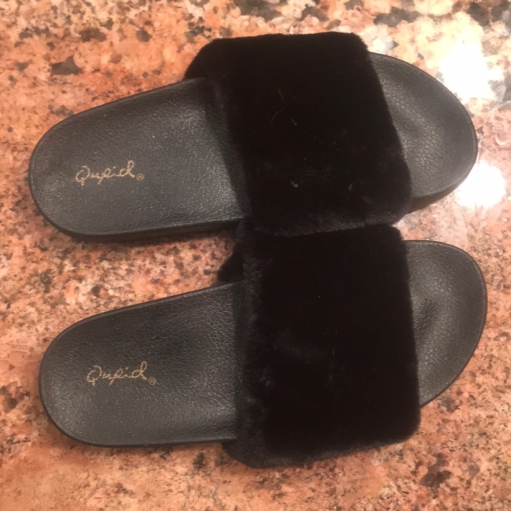 Black fur slippers